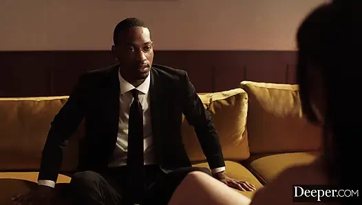 Глубже. Голодная до большого черного члена маленькая шайба требует, чтобы ее жестко трахнули в грубой игре с силой