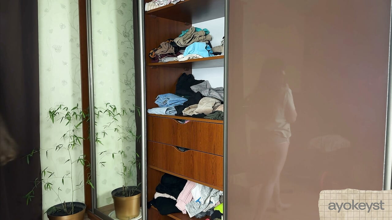 好奇的棕发女郎发现了一只振动棒，忍不住……自慰与大声呻吟