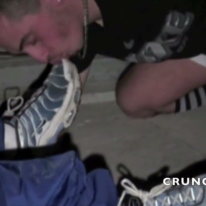 Băiat rău futut cu dominare cu adidași de un alt băiat scally
