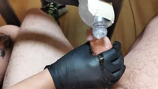 Черные намазанные маслом перчатки доставят удовольствие