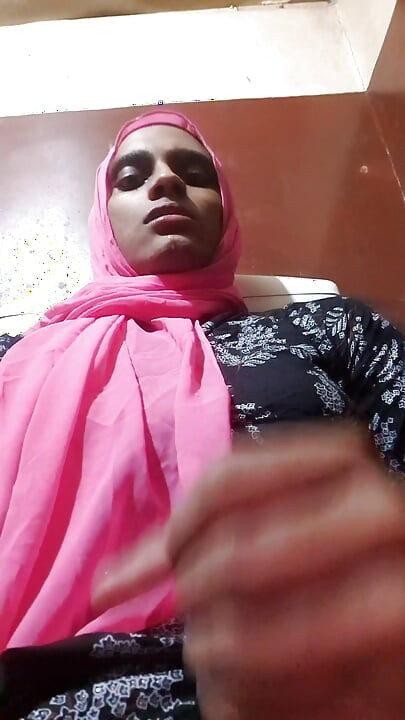 Desi hidzsábi sissy crossdresser köpködés csere