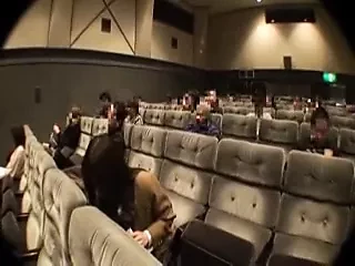 在电影院里调皮