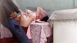 Nuova moglie fantastica indiana che scopa a pecorina in camera - audio hindi