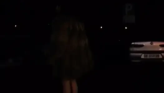 Azgın orta yaşlı seksi kadın otoyol macerasında büyük dildo dolduruyor