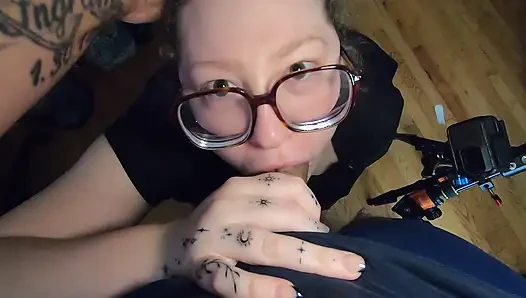 Molliges weißes mädchen mit brille würgt an schwanz und schluckt sperma