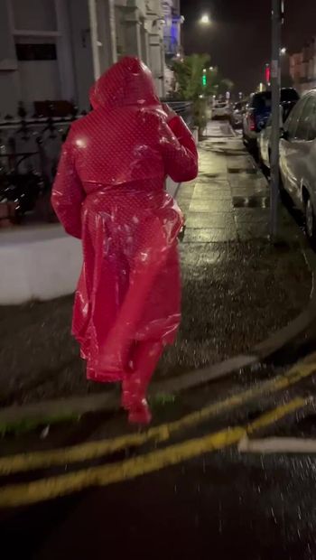 pvc jas hujan plastik berjalan di depan umum