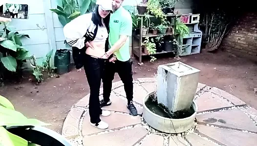 Fast wurde erwischt beim putzen des hofes der chefin