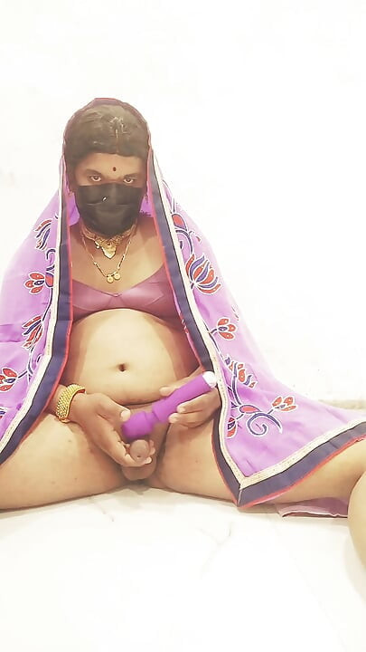 ディパリのシーメール、妻のセックストイとブラ、サリーのホットなセックス動画を楽しんでいます