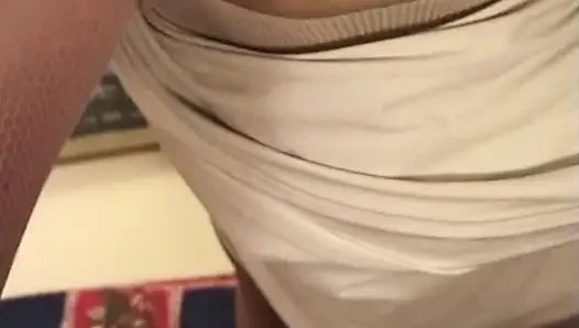 Gözleri bağlı orta yaşlı seksi kadın yoğun parmaklama ve yüze oturmadan sırılsıklam