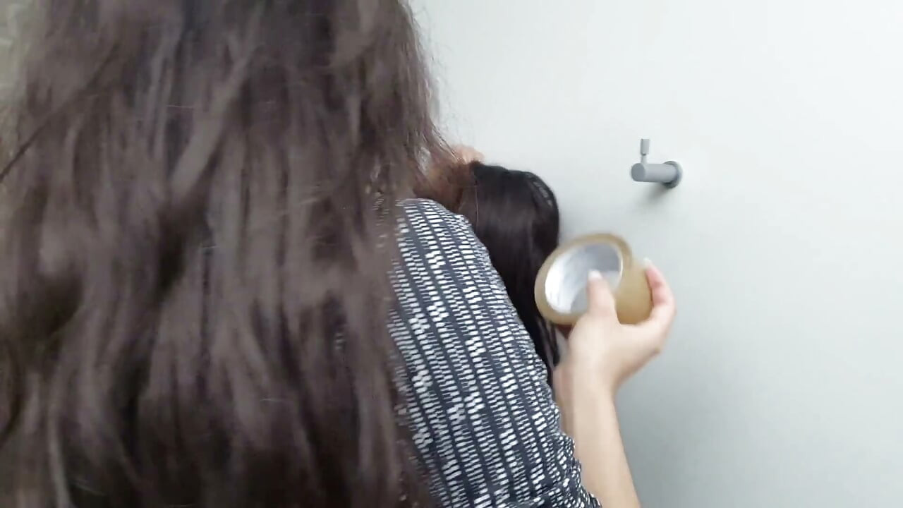 Manos apretando extremo - las manos sexy y el poderoso masaje facial