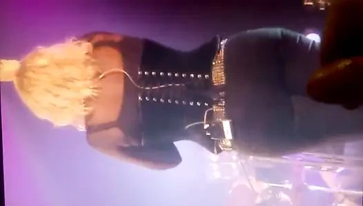 Cum üzerinde kim wilde popo