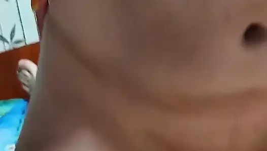 Yağlanmış Emma bana elle muamele çekiyor ve amcığını memeyle azdırıyor ve biniyor, amcık yakın çekim