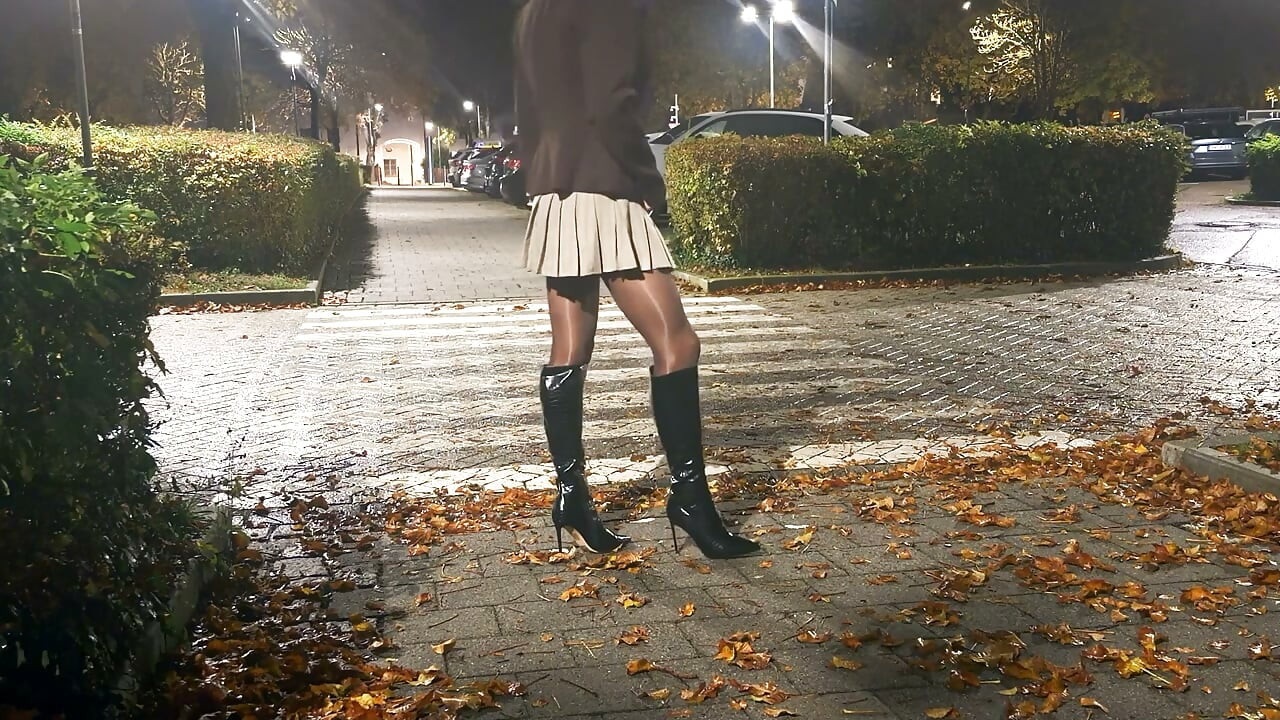 U superminice i 2 različite najlonke