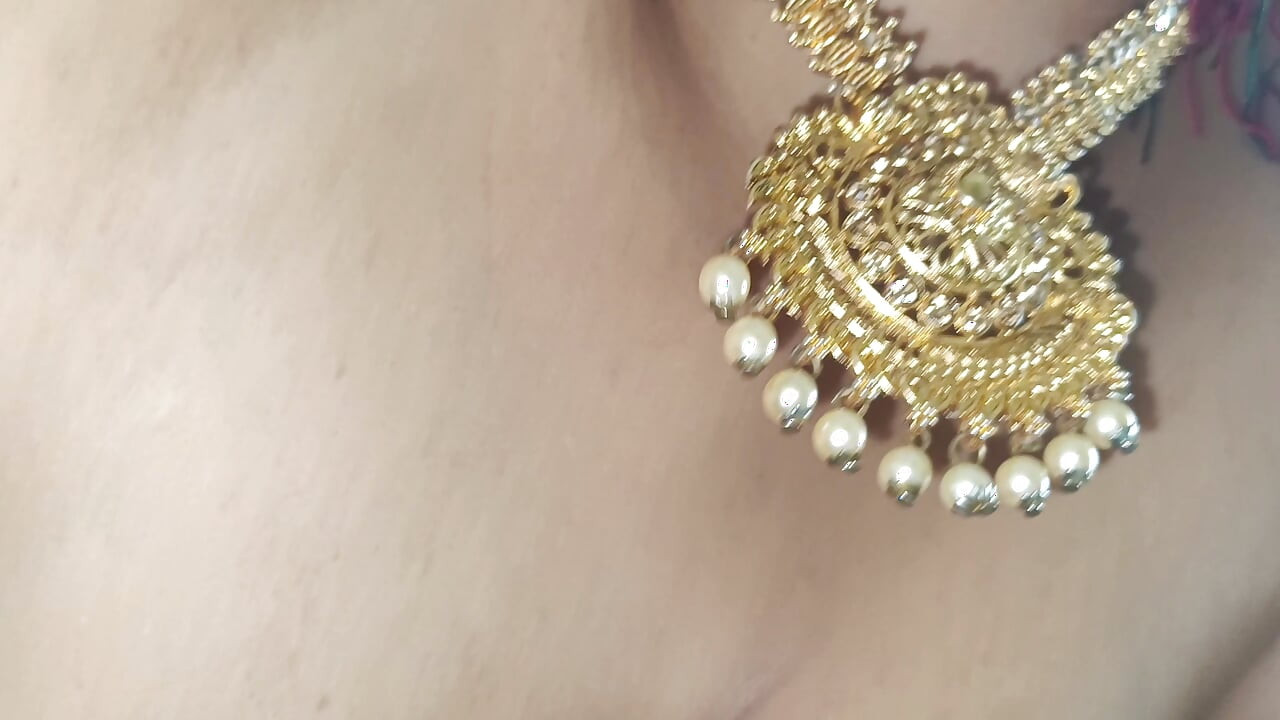 Gul saree varm brystvorte slikning