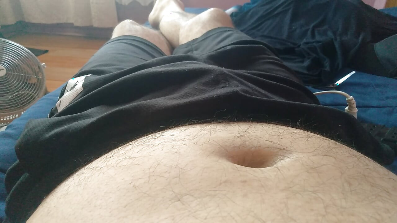 Το αγόρι αυνανίζει τον πούτσο του μέχρι να γίνει τρομερά παχύς