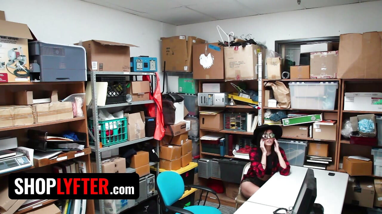 Shoplyfter - Η Ενοχλητική Αλεπού Audrey Royal Παίρνει Τεράστιες Σπορές Στο Πρόσωπο Από Δύο Φρουρούς Ασφαλείας
