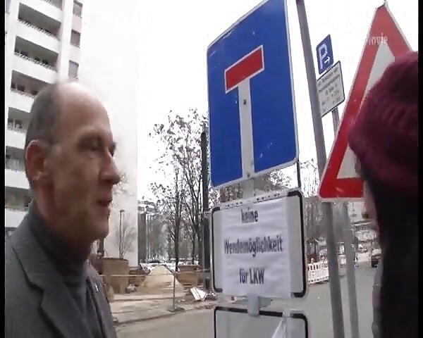 Taksówkarz pieprzy swoich pasażerów - napalona niemiecka taksówkarka funtów seksownych gości na tylnym siedzeniu
