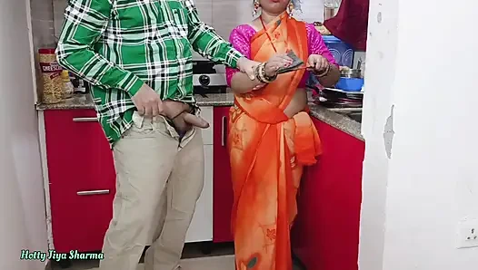 Desi bhabhi kitchen meBartan Dho rahi thi tabhi devar ne piche se bhabhi ki le li