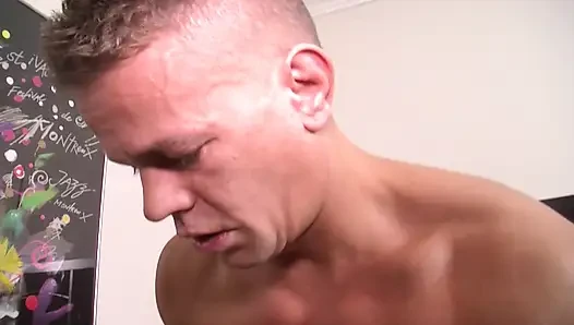 Nenek Jerman yang terangsang menonton pasangan seksi bersetubuh dengan keras