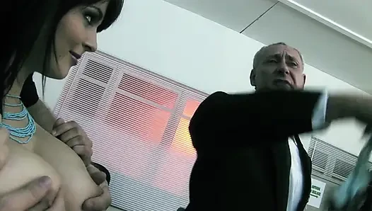 Brunette tetek besar disetubuhi oleh dua petugas polisi