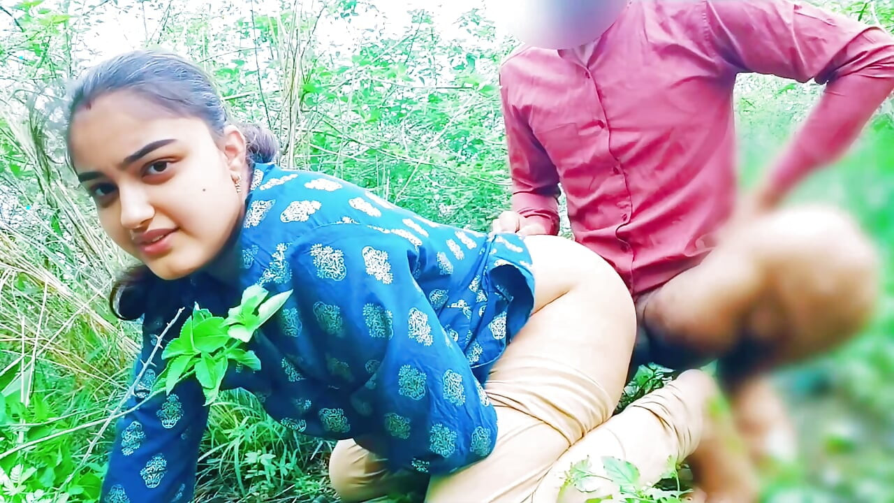インディアンビレッジの女の子が初めて彼女のきつい膣を抱く屋外ジャングルセックスビデオ、バイラルMMS Xxx動画