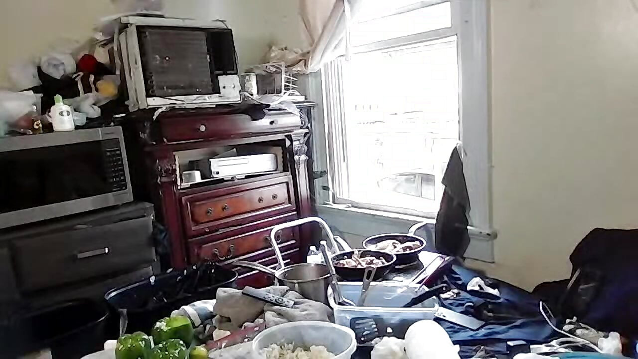 Una vista diversa del pollo che ho fritto nella mia camera con i top della stufa elettrica portatile