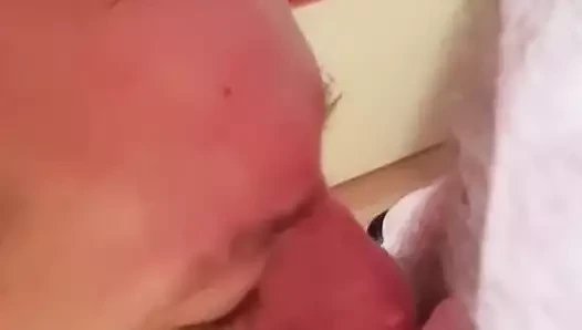 Boşalana kadar sakso çekiyor