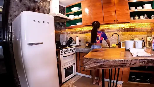 Азиатская горничная