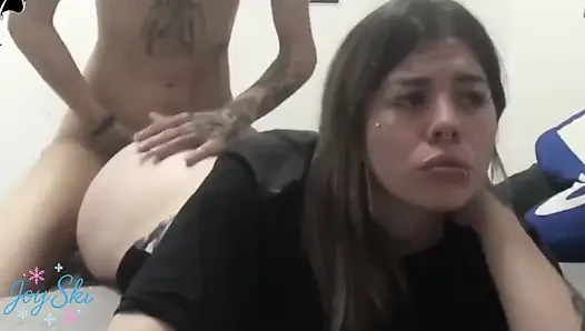 Pukulan anal membuat hottie juling mata