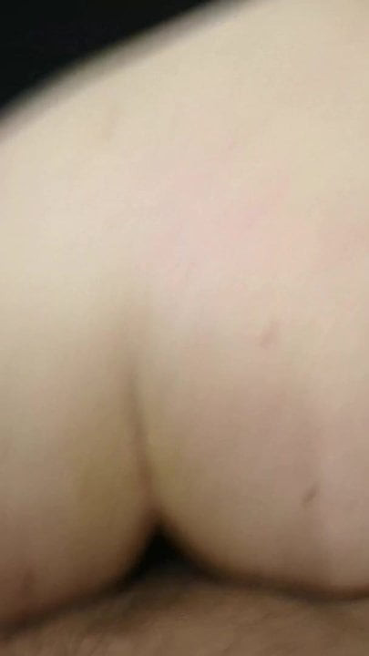 从后面砸她