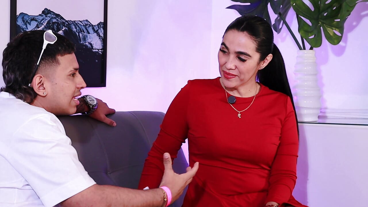 Sarah Black이 MILF 성인 콘텐츠 제작자의 삶이 어떤지 공개합니다.