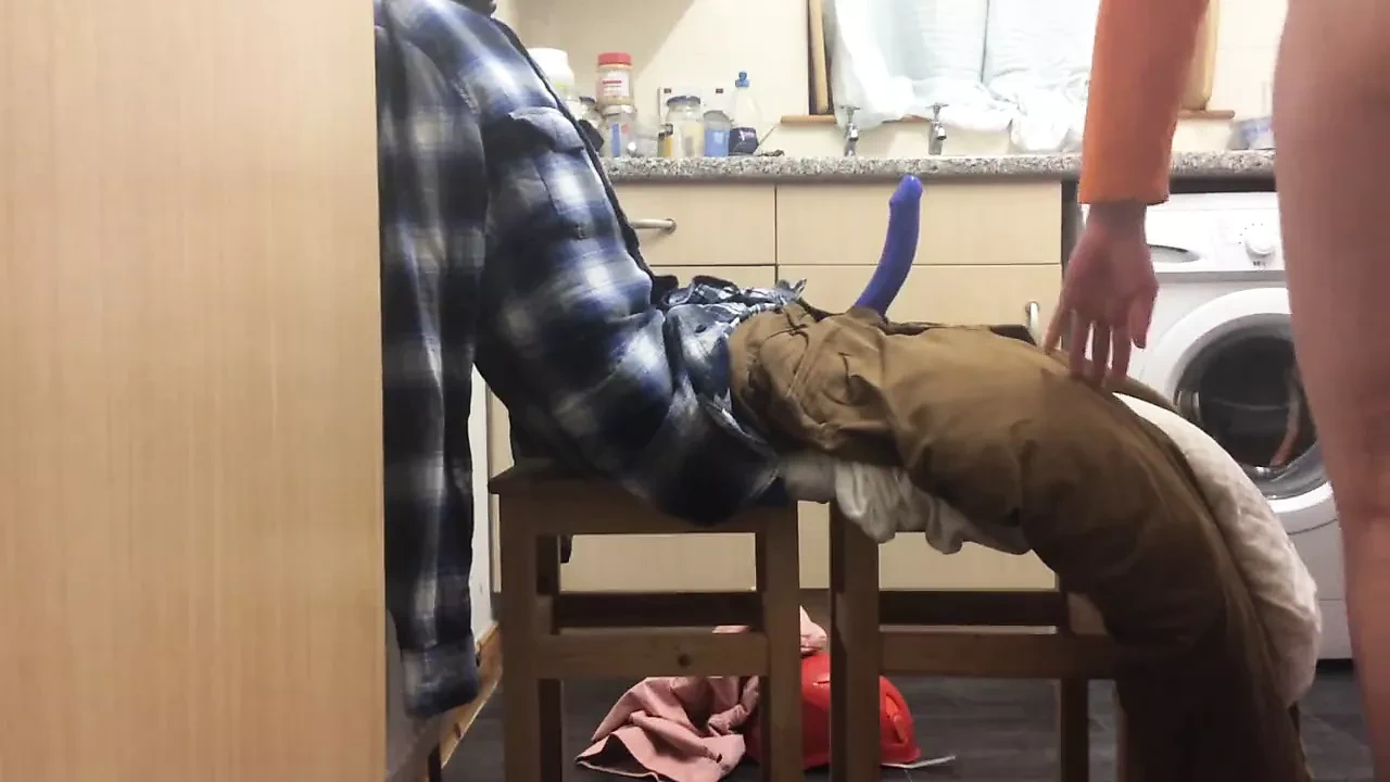 骑乘她自制的假阳具男人，直到她高潮