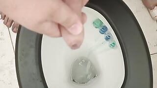 Kleiner handjob in der toilette mit abspritzen