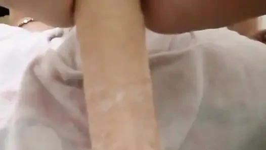 Aku lagi asik muasin lubang pantatku pakai dildo ukuran 6,5" diameter baru
