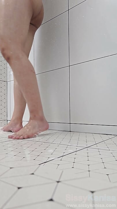 Kadın kılıklı kanisa duş alırken göt deliğini parmaklıyor