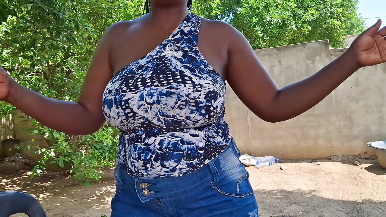 Venha foder essa puta, ela está dando bolas para todos no bairro