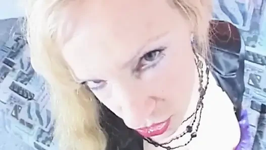 Lateksli Fransız orta yaşlı seksi kadın yüzünden sikiliyor