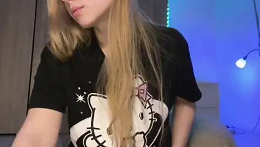 Webcam Streaming of a Blonde Girl