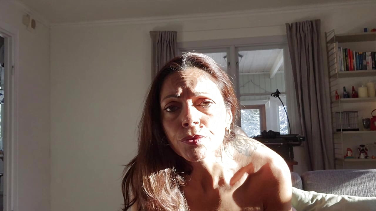 Hot wife shows off her amazing ass and gives her hubby a perfect ride