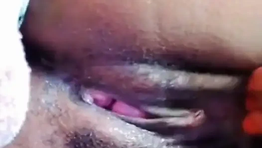 Одна в постели ублажает мою киску