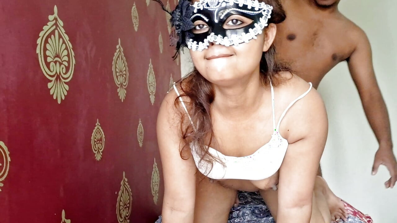 Gatinha indiana provocando no quarto com top branco e shorts apertados