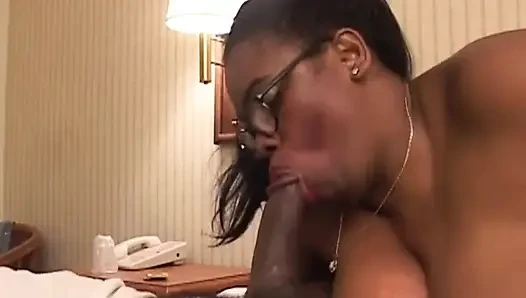 Riesige möpse, schwarze mollige muschi fickt großen schwarzen schwanz, lutscht ... sperma auf titten