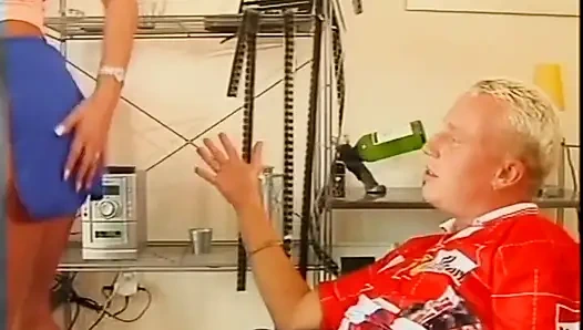 Красивую блондинку трахнул в задницу и кончил на горячую киску большой жесткий член