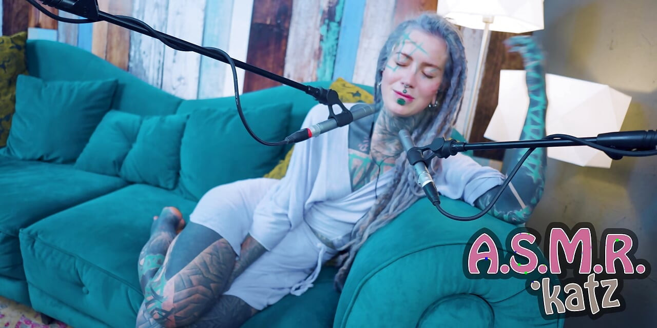 Vorbesc despre R - Relief - ASMR podcast SFW vorbind fată slabă gotică dreadlocks tatuaj model cu cerneală