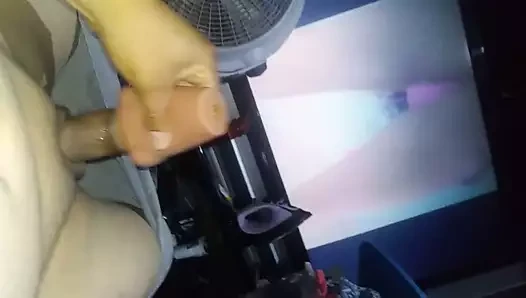 Bu seksi kız dans ederken mastürbasyon yapıyorum