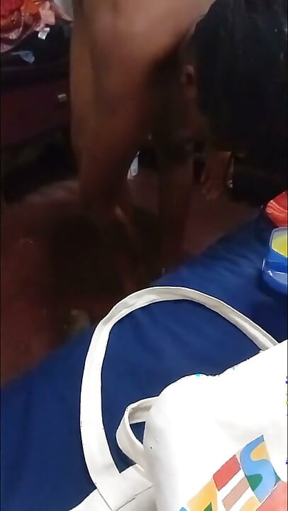 Rara garota africana mostrando seu corpo natural sem edição