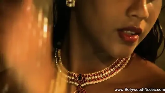 Bharat natyam dansçı soyunuyor