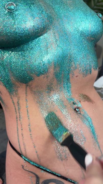 ฉันทาสีหุ่นเปลือยของเพื่อนร่วมชั้นและพยายามสัมผัสหัวนมและยั่วยวนเธอ