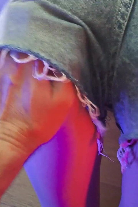 작은 마이샤는 초자연적인 림핑을 하고, 마지막에는 얼굴에 단단한 방아쇠를 맞는다