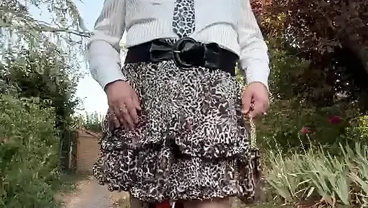 Küçük leopar etekli hızlı bir kıyafetle bir gece dışarıda